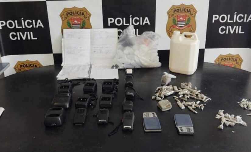 Em revista nos cômodos do imóvel, foram encontrados 314 gramas de drogas, sendo 69 porções de maconha (uma porção a granel) e 31 porções de crack, além de 01 galão contendo lança-perfume