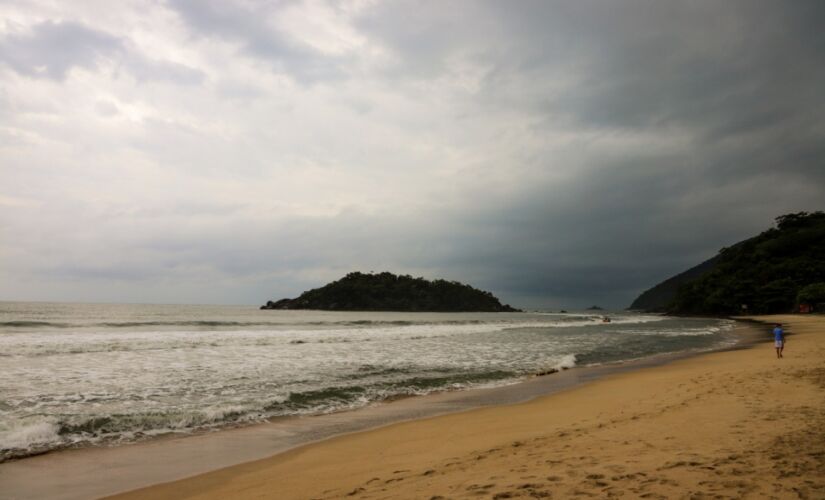 A Praia Branca fica na reserva ambiental da Serra do Guararú, em Guarujá
