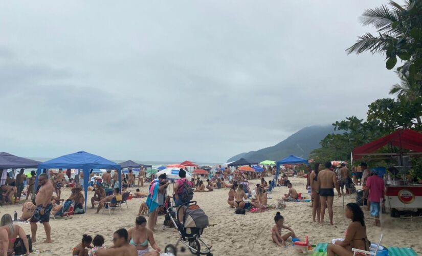 Turistas lotaram a praia de Maresias, em São Sebastião
