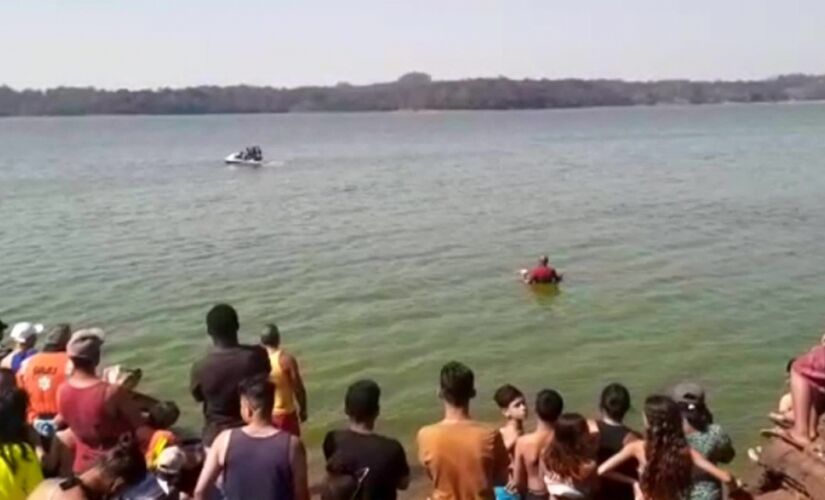 A represa estava cheia de banhistas e pescadores