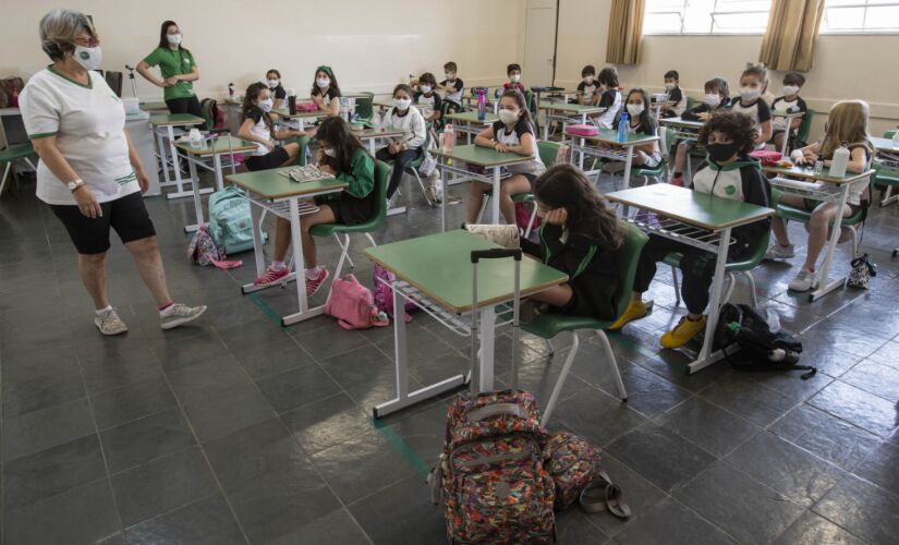 Professora e estudantes do Colégio Uirapuru, em Sorocaba; cidade do interior de São Paulo retomou as atividades nesta terça