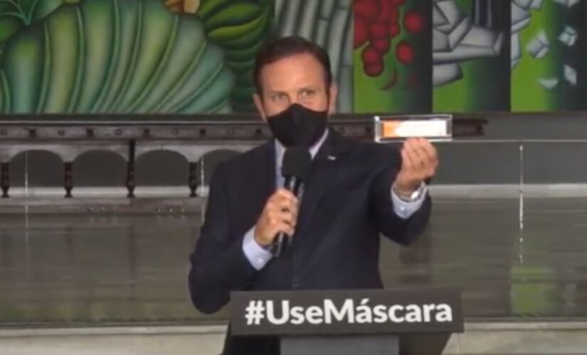 Governador de São Paulo, João Doria mostra embalagem da Coronavac para as câmeras
