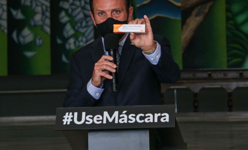 Governador de São Paulo, João Doria mostra embalagem da Coronavac para as câmeras