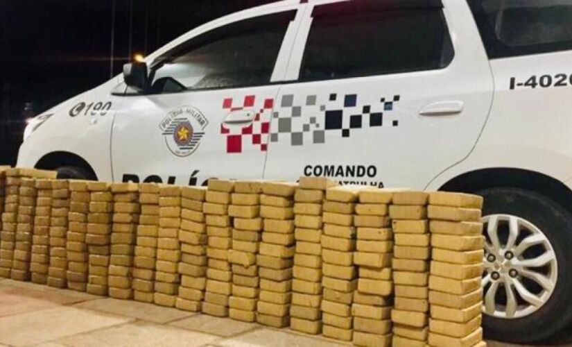 Os policiais apreenderam dois celulares, uma mochila com o GPS da aeronave e R$ 1.200 e cerca de 255 quilos de cocaína