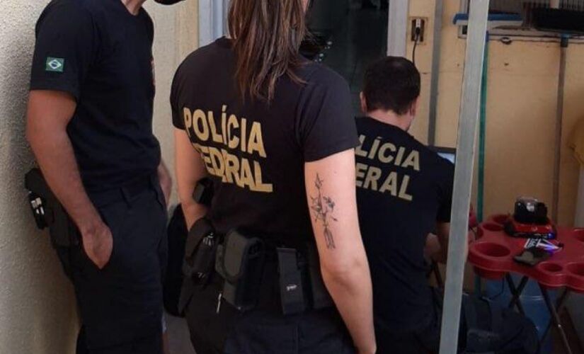 Polícia Federal durante operação contra a pornografia em SP