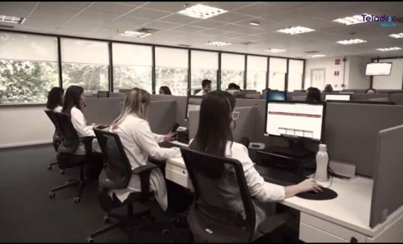 De acordo com o texto, a telemedicina &eacute; a transmiss&atilde;o segura de dados e informa&ccedil;&otilde;es m&eacute;dicas, atrav&eacute;s de texto, som, imagens ou outras formas necess&aacute;rias