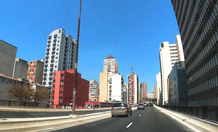 Elevado João Goulart, conhecido como Minhocão, une a zona oeste ao centro da Capital; eleitores podem escolher futuro do local