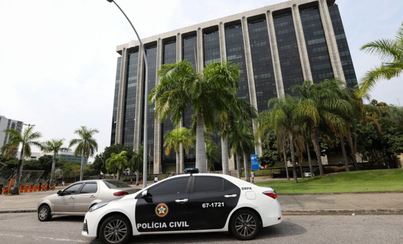 Viatura da Polícia CIvil em frente à Sede Administrativa da Prefeitura do Rio de Janeiro, na manhã desta quinta-feira