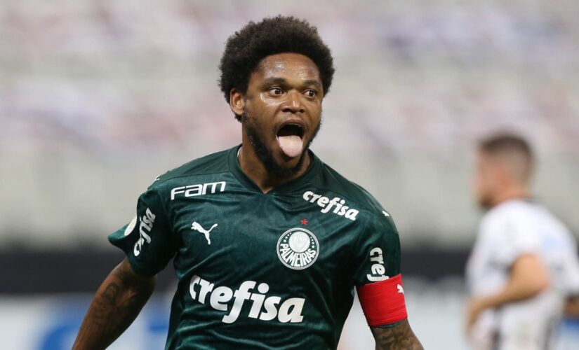 Luiz Adriano, de pênalti, fez o primeiro gol do clássico na Neo Química Arena
