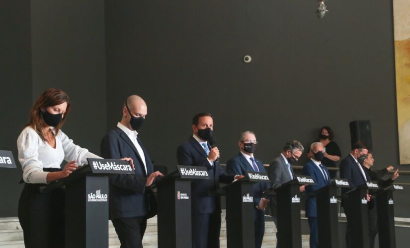 Governador João Doria, ao lado do prefeito de São Paulo, Bruno Covas, durante coletiva na sexta