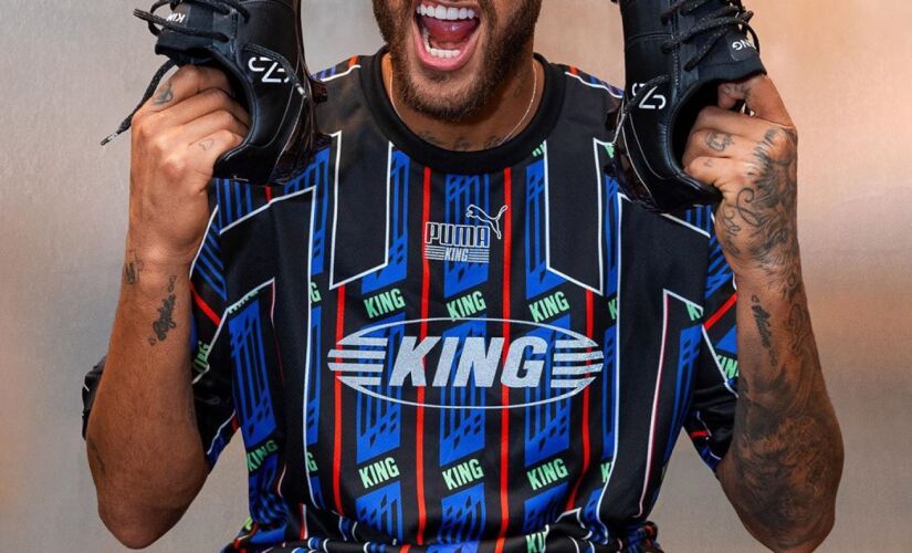 Neymar com produtos da marca