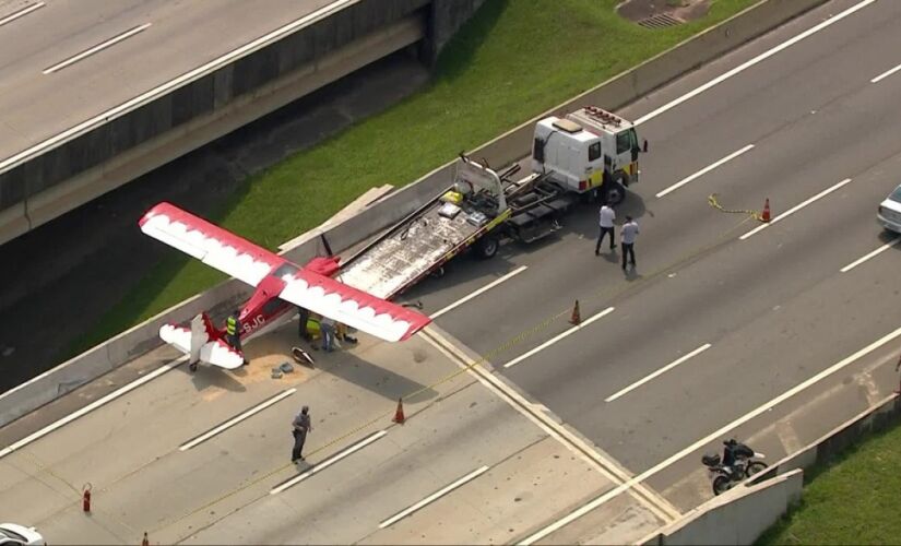 A pista foi completamente fechada para que o avião pudesse ser retirado