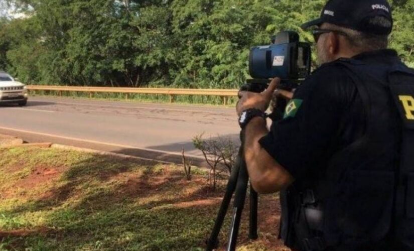 Os radares portáteis deverão ser operados manualmente ou ficar apoiados em um suporte