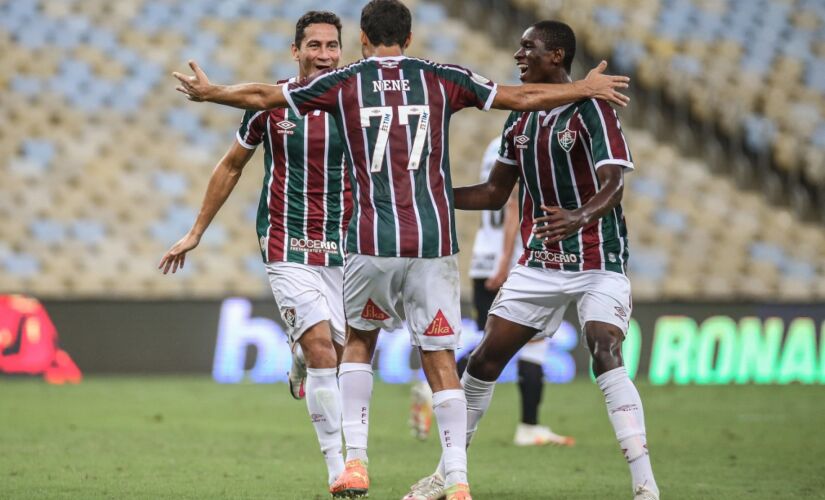 Jogadores do  Fluminense comemoram o segundo gol do time