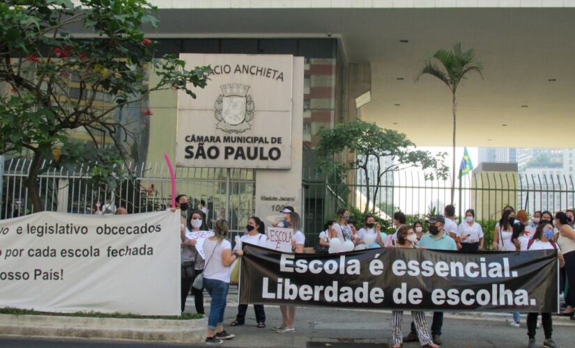 Professores de escolas privadas fazem manifestação em frente à Câmera de Vereadores 