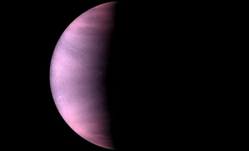 O planeta tem uma atmosfera composta de 96% de dióxido de carbono, pressão de superfície 92 vezes maior que a da Terra e uma temperatura que pode chegar a 462°C