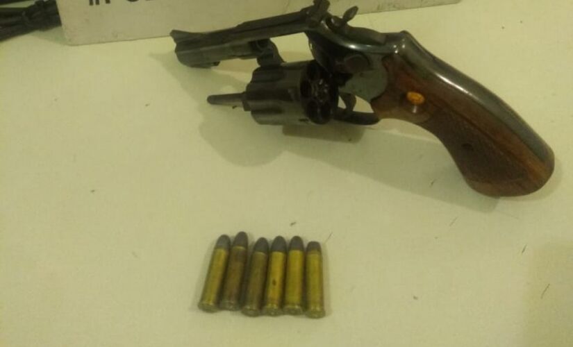 Arma foi apreendida com seis munições