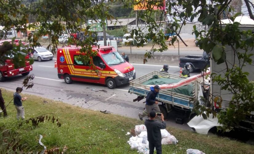 Acidente aconteceu na altura do km 274 da rodovia Régis Bittencourt, em Taboão da Serra