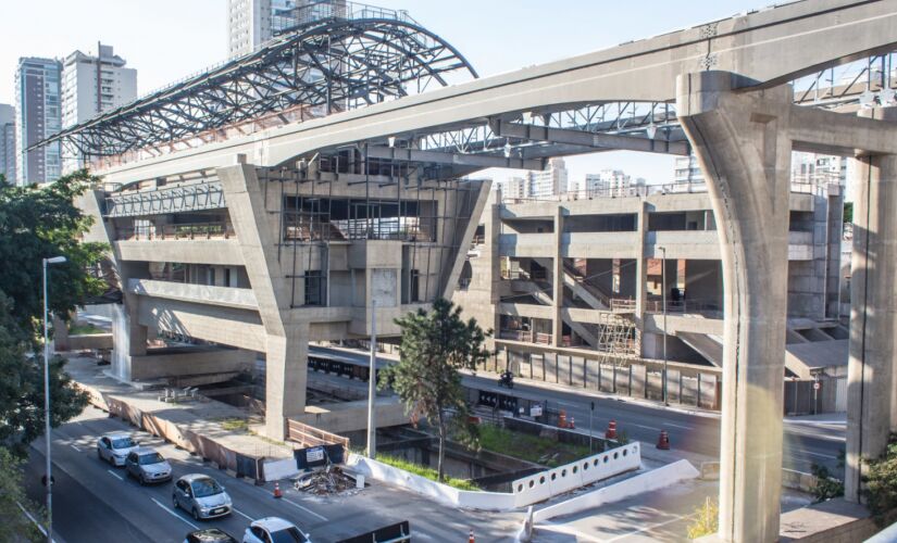Estações deveriam ter sido entregues para a Copa de Mundo de 2014