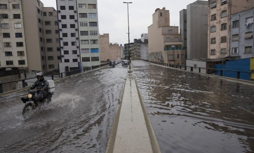 Alagamento viaduto Costa e Silva, o Minhocão 