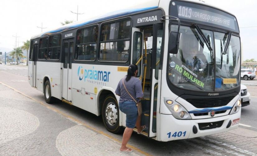  Idosos precisam abaixar a máscara para entrarem no ônibus da Praiamar
