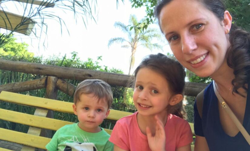 A psicóloga Flávia Savoia, 36 anos,  e seu filhos Eduardo e Helena
