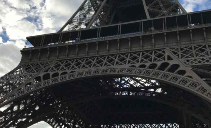 Um dos mais famosos pontos turísticos do mundo, a torre Eiffel foi esvaziada no início da tarde deste sábado