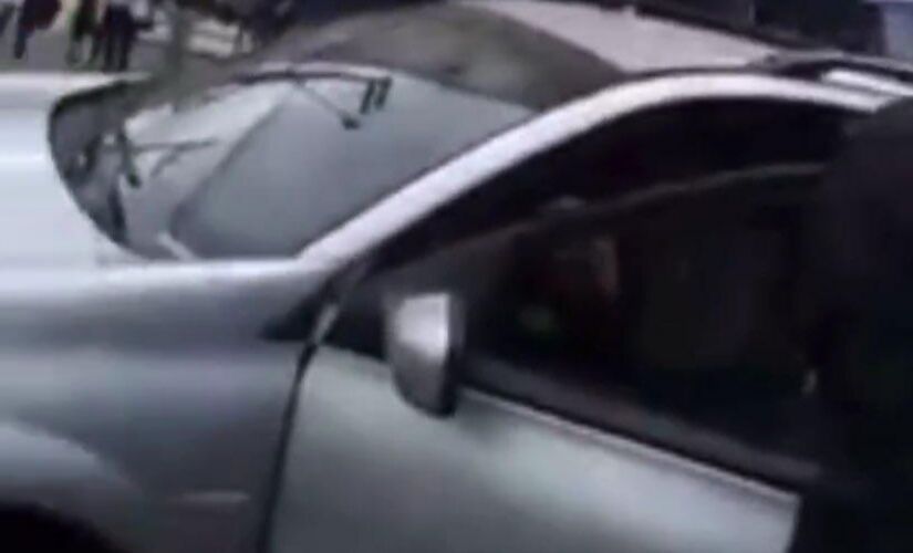 De acordo com o adolescente, ele estava no meio de uma entrega de bicicleta quando um motorista passou a ofendê-lo
