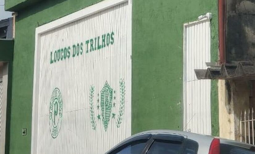Na mesma rua está localizada a sede da torcida palmeirense "Loucos dos Trilhos"