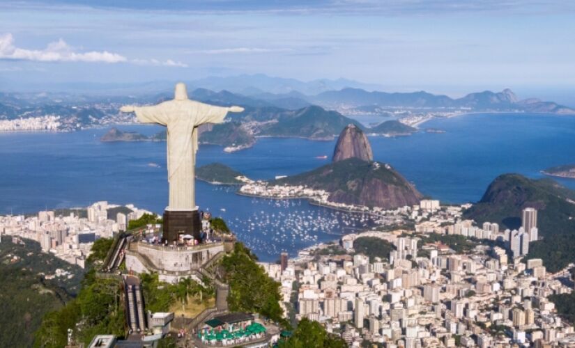 Vista aérea de Cristo Redentor e Pão de Açúcar, no Rio de Janeiro 