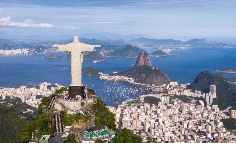 Vista a&eacute;rea de Cristo Redentor e P&atilde;o de A&ccedil;&uacute;car, no Rio de Janeiro 