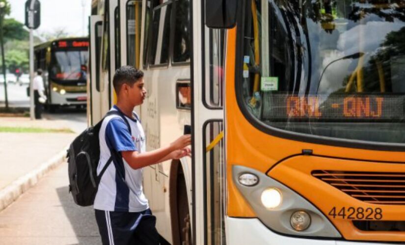 Passageiro embarca em ônibus urbano