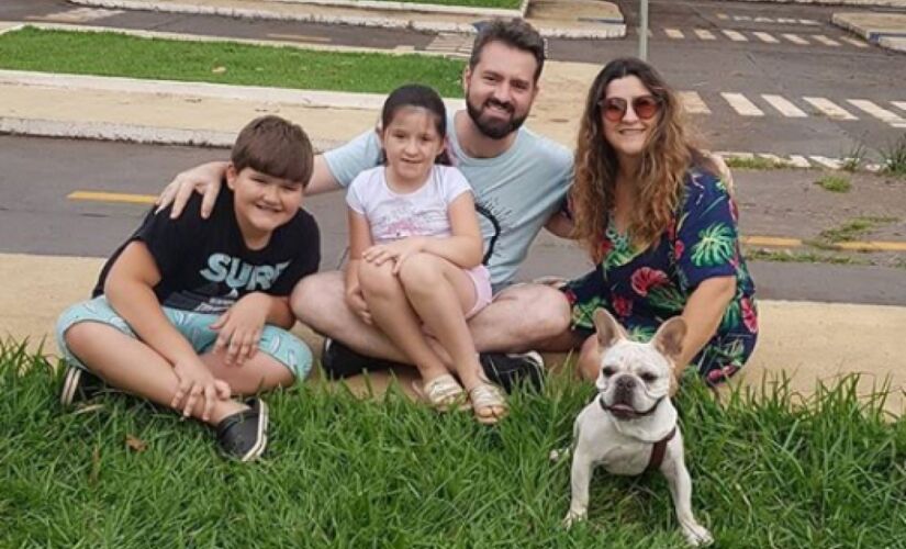 A psicopedagoga Aline e a fam&iacute;lia com o buldogue franc&ecirc;s Luk. &quot;Ele &eacute; muito amoroso, extremamente pegajoso, n&atilde;o gosta de ficar sozinho, quer sempre algu&eacute;m da fam&iacute;lia.&quot;
