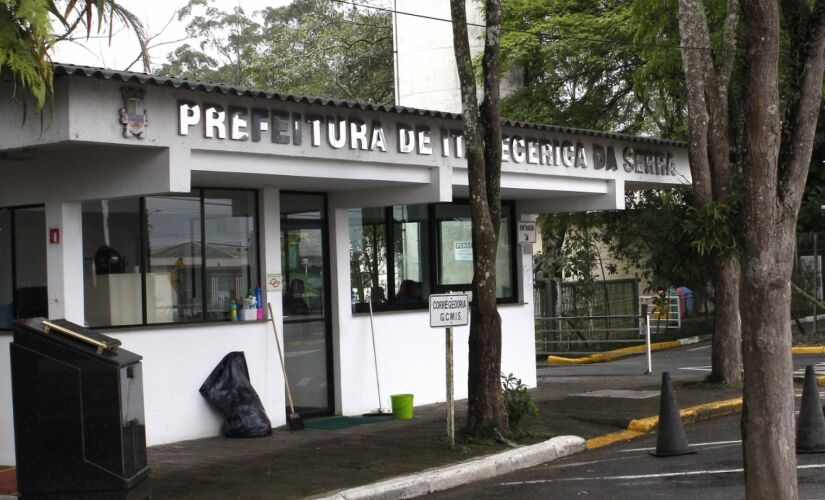 Fachada da Prefeitura de Itapecerica da Serra, em SP