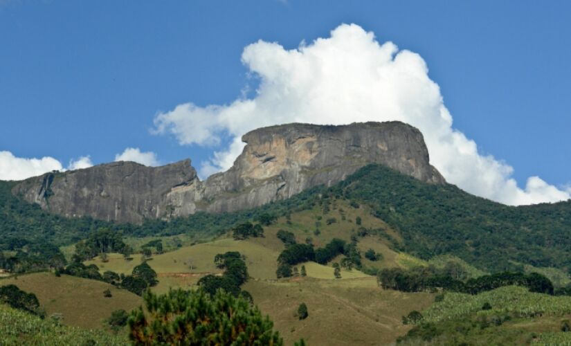 São Bento do Sapucaí. Na Serra da Mantiqueira, a cidade tem o clima ameno de serra e a Pedra do Baú, que tem 400 m de altura e proporciona uma vista incrível do Vale do Paraíba