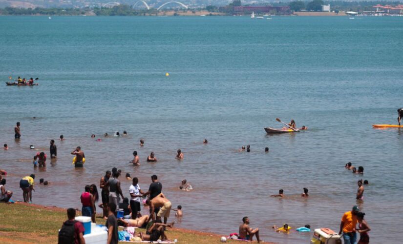 Brasilienses lotam a orla do Lago Paranoá para amenizar o calor;  segundo Inmet, onda de calor deve se estender até sexta-feira