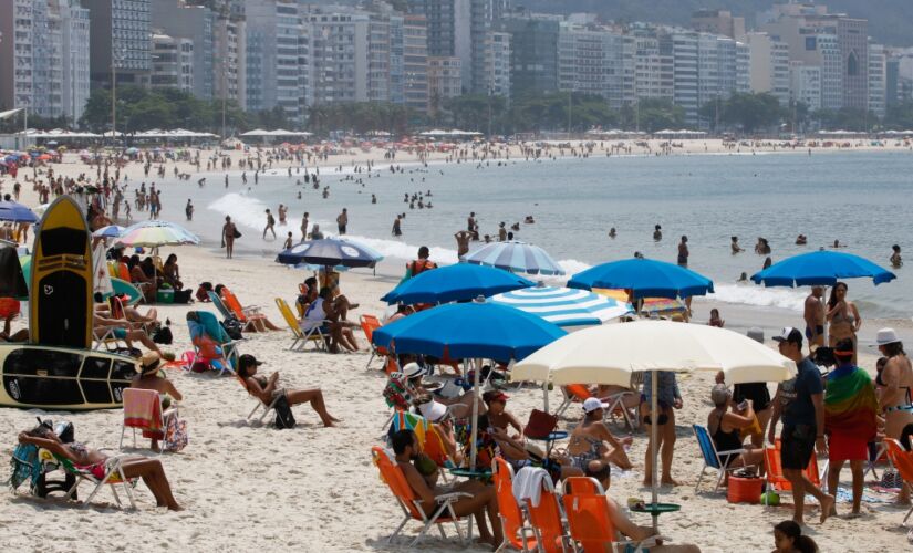 Banhistas se refrescam do calor na praia de Copacabana; Brasil também sofre com onda de calor 