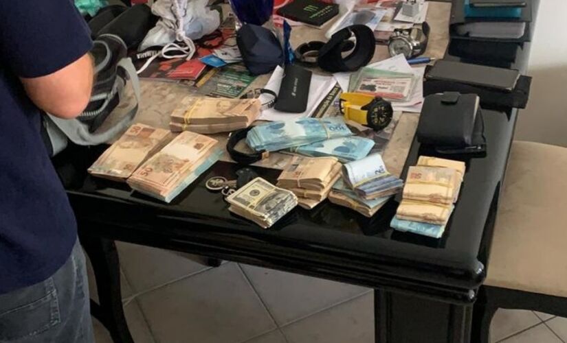 Na casa de um funcionário da Petrobras os policiais federais  apreenderam  uma grande quantidade de dinheiro em espécie