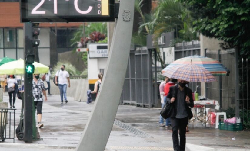 As tempestades aumentam as chances para formação de alagamentos, deslizamentos de terra e transbordamento de rios e córregos. 