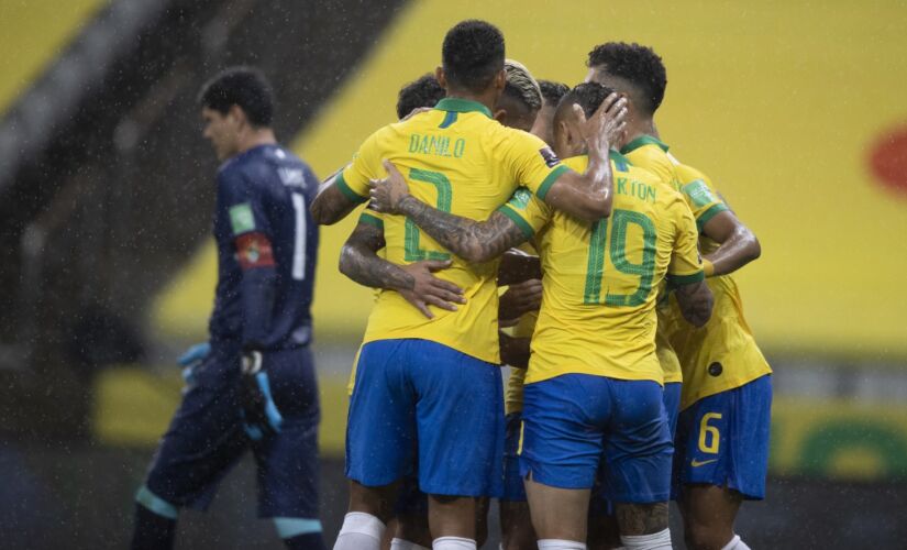 Diante de um adversário de menor qualidade técnica, a equipe comandada por Tite não teve problemas para assumir o comando das ações desde o primeiro minuto