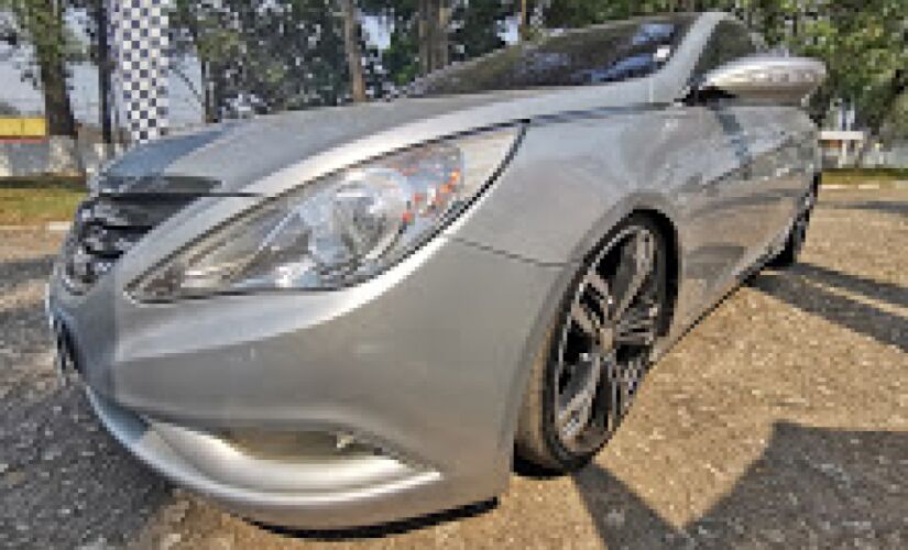 O destaque é um Hyundai Azera 3.0 V6 ano 2011, modelo 2012