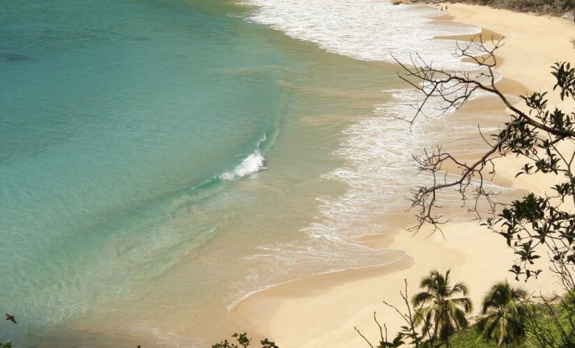 PRAIA DO SANCHO. Vizinha à Baía dos Porcos, a praia é igualmente bela e hipnotizante, mas o acesso a ela é controlado. Precisa adquirir um ingresso do Parque Nacional Marinho da ilha e descer por uma passarela. A vista de cima da praia e a cor da água pre