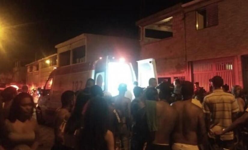 Vizinhos em volta da casa (2019) onde pai foi morto pelo filho por causa da louça na pia