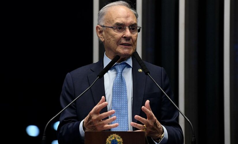 Arolde de Oliveira estava internado desde o dia 5 de outubro; o primeiro suplente Carlos Francisco Portinho deve assumir a vaga