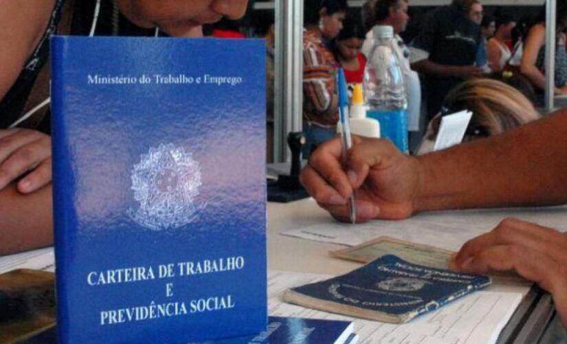 As vagas para Auxiliar de Manipulação são efetivas, e em regime de escala 6x1, sendo o horário diurno ou vespertino. A empresa oferece salário de R$ 1.456,32