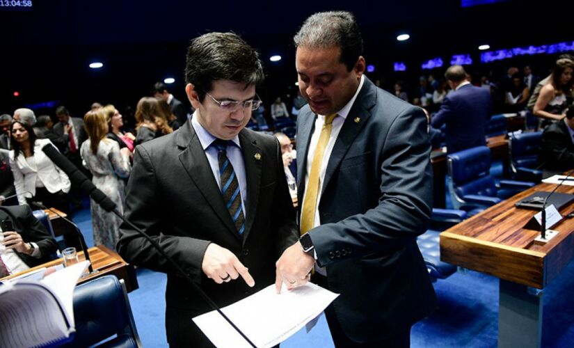 L&iacute;der da Rede no Senado, Randolfe Rodrigues (&agrave; esq.), e l&iacute;der do PDT, Weverton