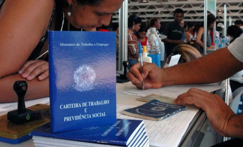 Para as vagas de estoquista é necessário ter o 2º grau completo