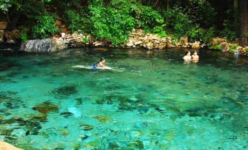 RIO AZUIS. Pela foto já dá para ver porque leva esse nome: as pedras do leito do rio têm essa coloração azul turquesa, e entre março e outubro, na época da seca, a água fica transparente