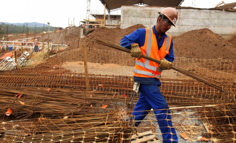 Em um ano, a construção engatou retomada no mercado de trabalho, com aumento de 19,6% na população ocupada no País