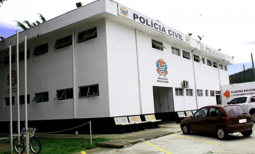 Os policiais n&atilde;o encontraram nenhuma testemunha do crime; o caso foi registrado no 1&ordm; DP de Embu das Artes e segue em investiga&ccedil;&atilde;o
